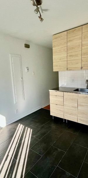 Superbe 3 ½ ensoleillé, libre maintenant, triplex, 2 ième étage, très propre - Photo 1