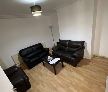 2 Bed Terraced House, Quarry Mount Place, LS6 - Photo 2