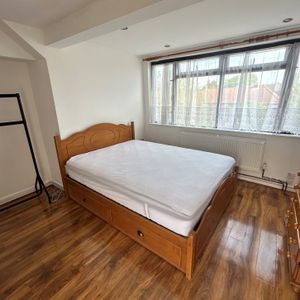 Church Rise, Chessington - Photo 2