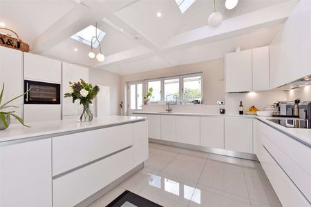 Short let: all bills included. Immaculately presented and high-specification home in the heart of Windsor Town with off-street car parking. - Photo 5