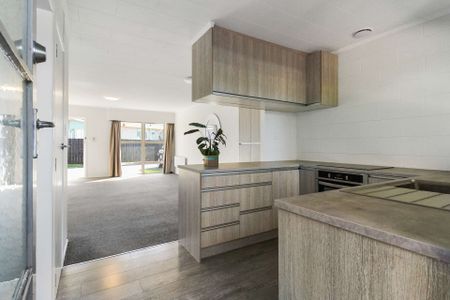 Beautifully Renovated 2-Bedroom Home in Mangere Bridge! - Photo 2