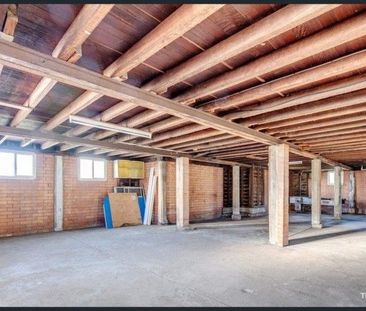 Spacious family living in an unbeatable location - Photo 2