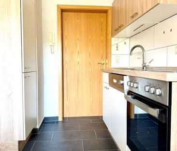 Moderne und gemütliche 2-Raum-Dachgeschosswohnung mit Einbauküche z... - Foto 1