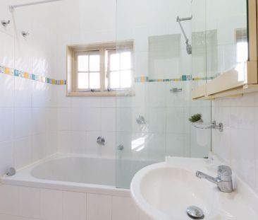 Renovated duplex in prime location. - Photo 4