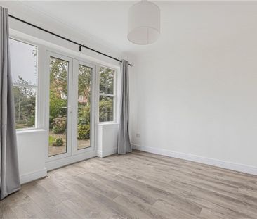 Modernised and particularly well presented 3 bedroom detached house... - Photo 2