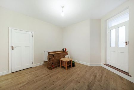 5 bedroom semi-detached house to rent - Photo 4
