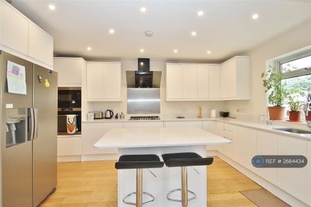 4 bedroom semi-detached bungalow to rent - Photo 3