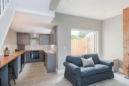 4 bedroom terraced house to rent - Photo 2