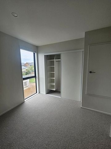 Modern 2BR Townhouse in Sydenham - Photo 2