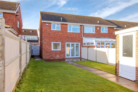 3 bedroom Semi-Detached House to let - Photo 2