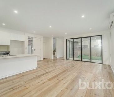 Lovely Townhouse in Good Location - partially furnished - Photo 5