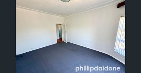 Beautiful Three-Bedroom Family Home in a Prime Location - Photo 3