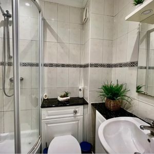 1 Bed Flat, Warwick Road, W14 - Photo 2