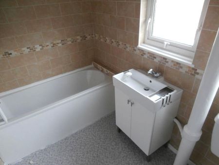 3 bedroom terraced house to rent - Photo 2