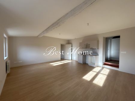 A louer, dans bel immeuble, en coeur de ville, grand T2 58 m², lumineux, en dernier étage, vue sur les toits - Photo 2