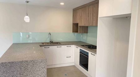 Three bedroom with a study in Bucklands Beach - Photo 5