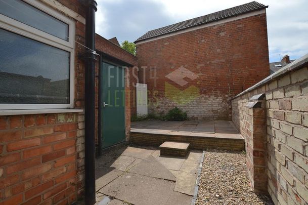 4 bedroom terraced house to rent - Photo 1