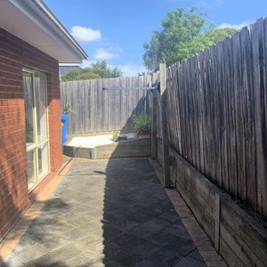 NEAT & TIDY 2 BEDROOM UNIT! - Photo 2