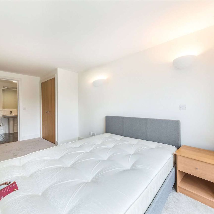 Bright 2 bedroom, 2 bathroom apartment located in a small development in the heart of Westminster. - Photo 1