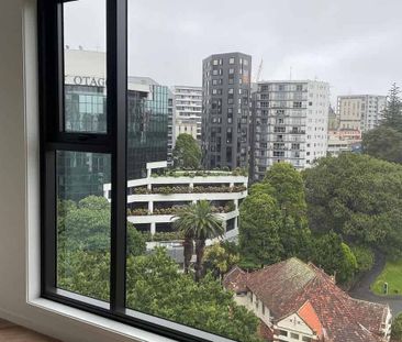 City studio apartment with park view - Photo 1