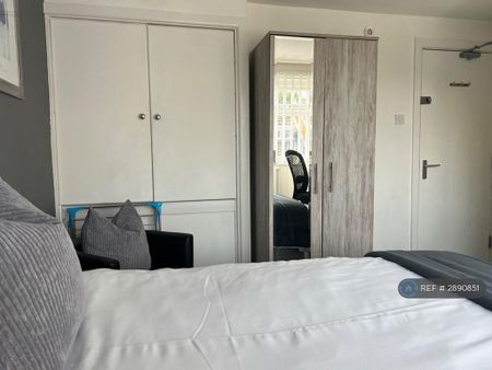 1 bedroom in a house share to rent - Photo 4