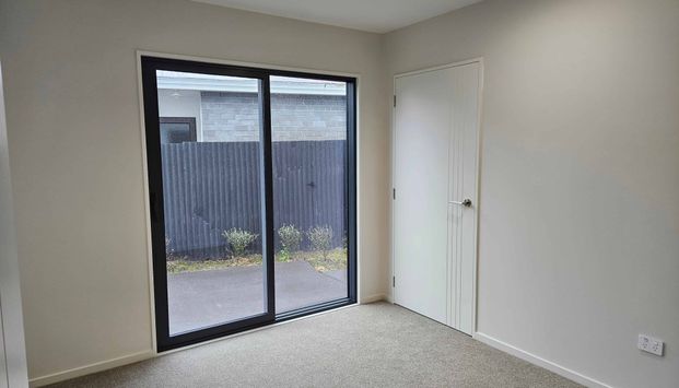 BRAND SPANKING NEWWWWWWW IN RICCARTON!!! - Photo 1