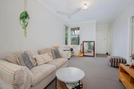 3-BEDROOM COTTAGE WITH STUNNING LAKE AND BUSHLAND VIEWS - Photo 2