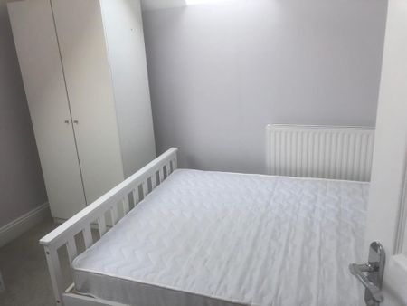 1 bedroom in a house share to rent - Photo 2