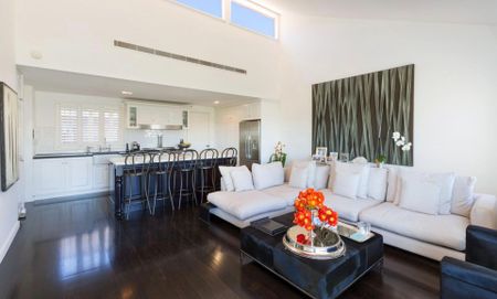 Unique Penthouse With Iconic Harbour Views & The Ambience Of A Private Villa - Photo 4