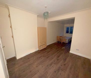 Studio Flat, North Circular Road, NW10 - Photo 1