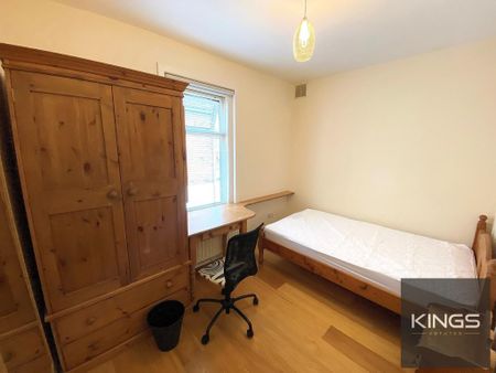 4 bedroom terraced house to rent - Photo 3