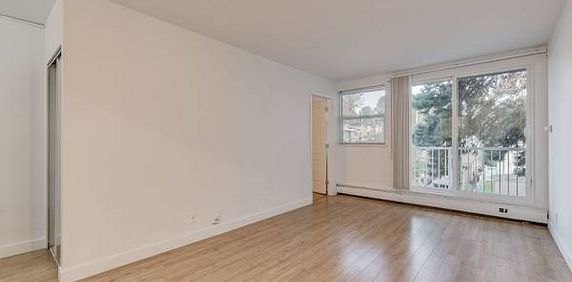 COZY 1 BDR APT NEAR TRANSIT & SHOPS - Photo 2