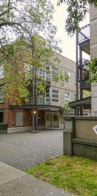 Highly sought after The Carlings in the heart of Kitsilano - Photo 1