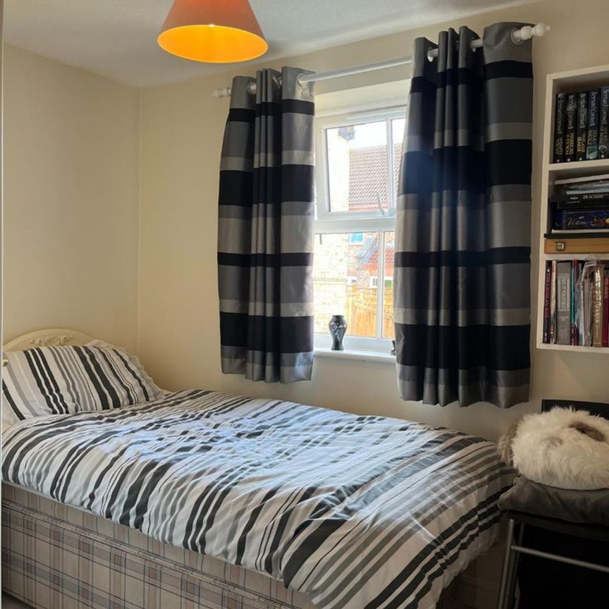 2 bedroom Flat To Let - Photo 1