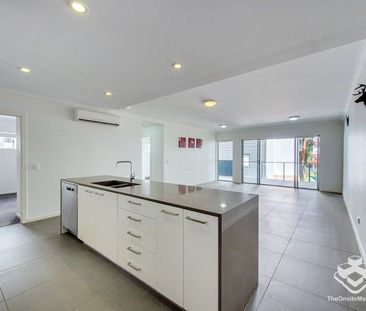 Furnished Spacious unit with park & city view - Photo 6
