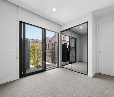 Contemporary Elegance Meets Everyday Ease - Photo 4