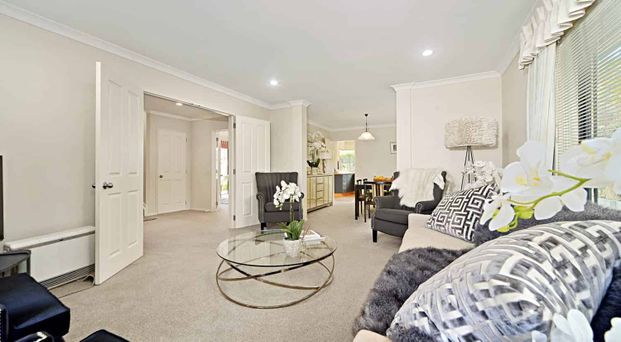 5 bedrooms + 3.5 bathrooms - Photo 1