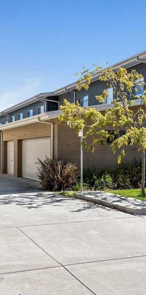 Stylish Two-Bedroom Townhouse in a Convenient Belconnen Location - Photo 2
