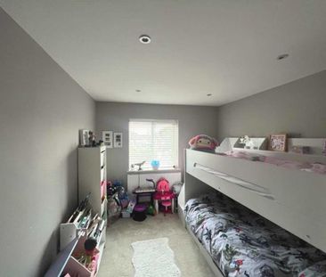 4 bedroom end of terrace house to rent - Photo 4