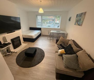 1 bedroom in a house share to rent - Photo 2