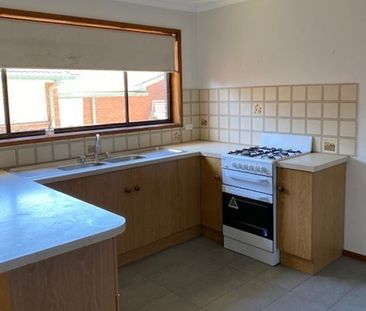 Spacious Two Bedroom Unit! - Photo 3