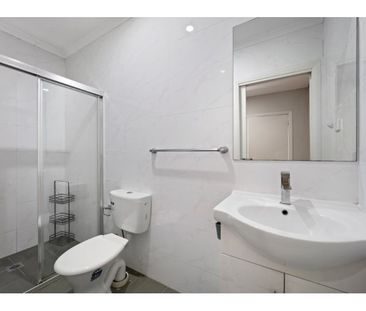 Affordable Room in Conveniently Located Guest House - Photo 5