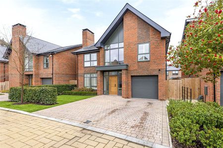 Modern 4 bedroom home in the popular Surrey village of Longcross. - Photo 2