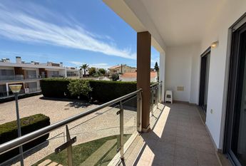 Apartamento T2 bem localizado em condomínio com piscina e garagem privada.