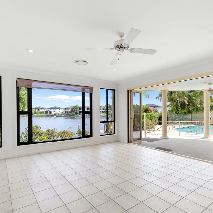 Large Beautiful Waterfront, 4-bedroom Property with Swimming Pool!! - Photo 1