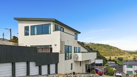 4 bedroom house- amazing views and all day sun!! - Photo 3