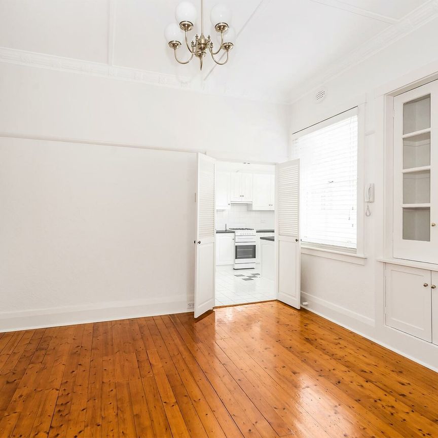 BEAUTIFULLY PRESENTED SPACIOUS GROUND FLOOR APARTMENT - Photo 1