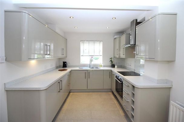 3 bedroom end of terrace house to rent - Photo 1