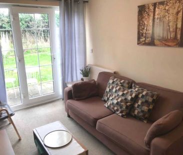 COUPLES WANTED! Room 3: 12 Pickering, Guildford, GU2 8AH - Photo 4