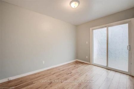 Property For Lease | X9245284 - Photo 2